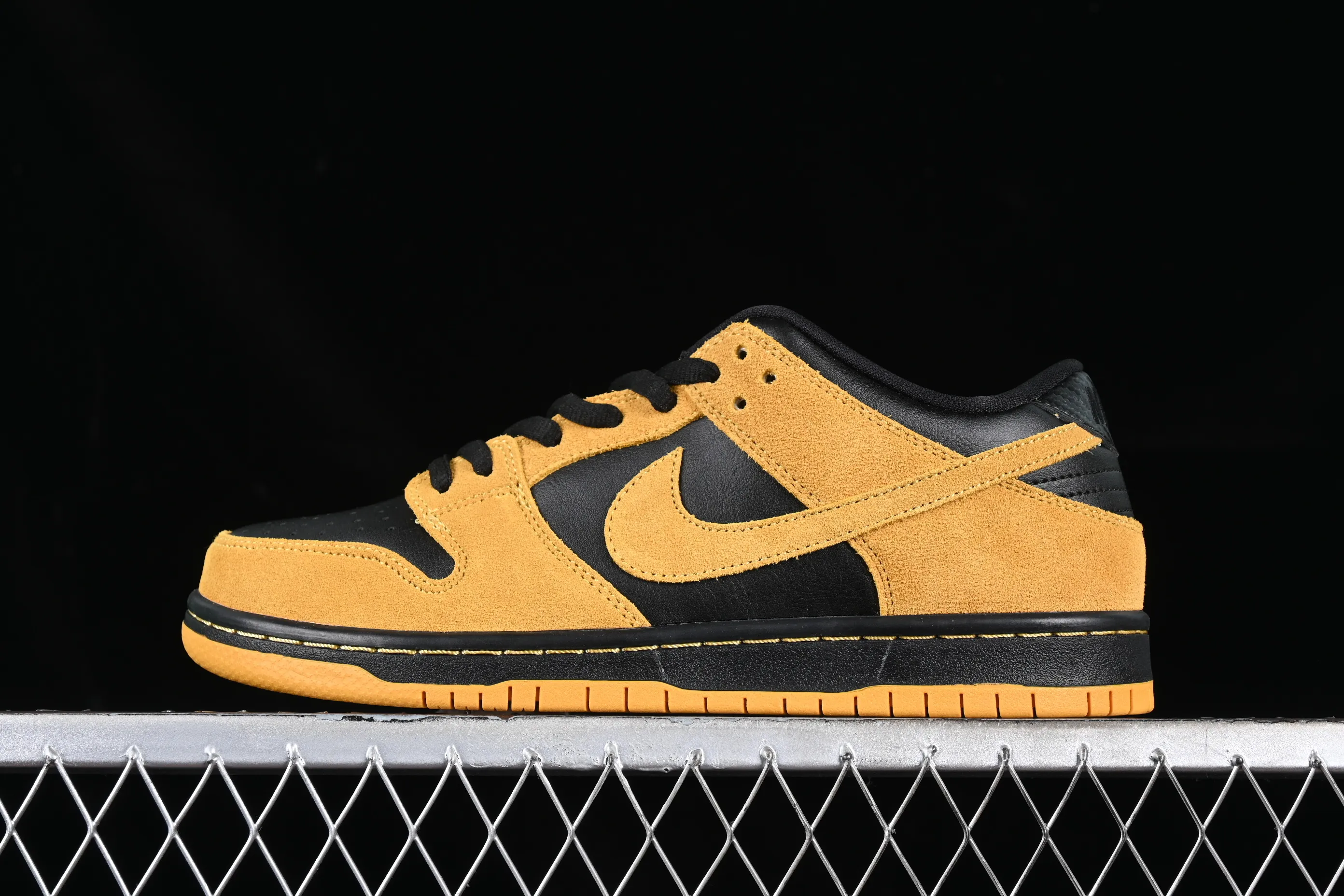 All Categories Nk SB Dunk Series Nk SB Dunk Low Low-top sneakers Nk Dunk SB Low "Valentines Day" Raw rubber black and yellow Retro low-top casual sports skateboard shoes 304292-706